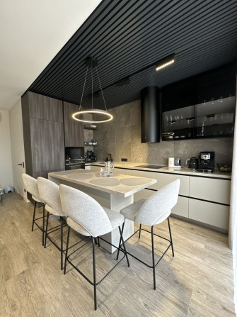 Продаж сучасної просторої квартири з дизайнерським ремонтом - фото 1