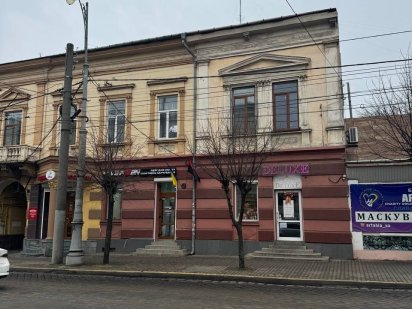 Продаж 4-х кімнатної квартири під ремонт, біля парку вул.Головна,96 Черновцы