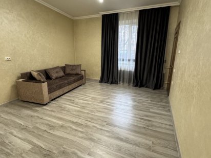 Двух кімнатний старий фонд на Богдана Хмельницького Черновцы