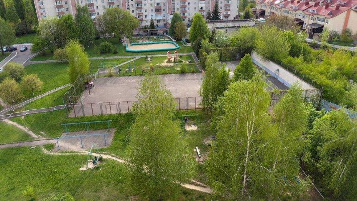 р 3К квартира з роздільним плануванням та видом на дитячий майданчик - фото 1