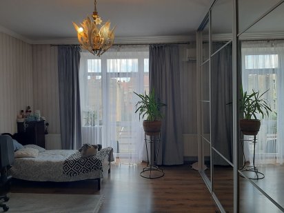 Продається квартира на вул.Університетській (р-н театру), 106 кв.м. Черновцы