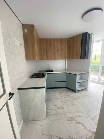 Продаж 1 км квартири на Білогірській, біля центру,  з власною терасою - фото 1