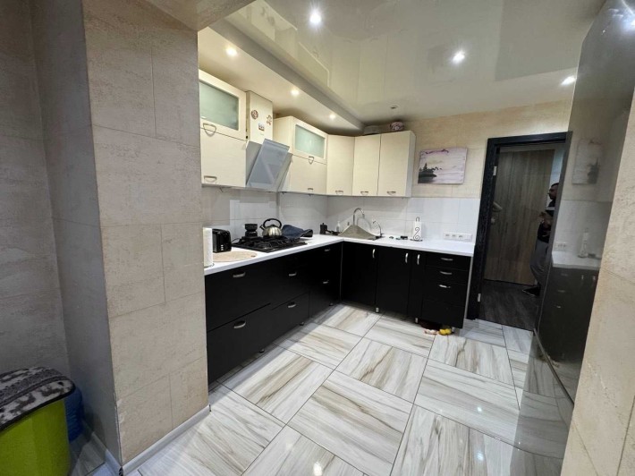 Продам просторную  2 ком. квартиру с ремонтом (с газом) Солнечный ж/м - фото 1