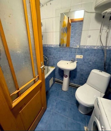 Продам 2 комнатную квартиу ул Косиора 121 гимназия - фото 1
