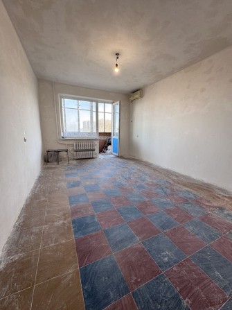 Продам 1-комн квартиру под ваш ремонт на ЖМ Сокол - фото 1