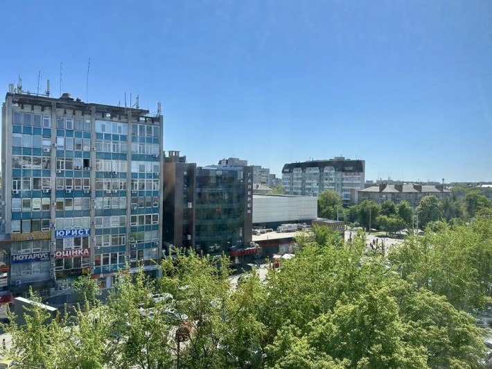 Простора квартира у самому центрі. - фото 1