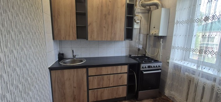 Продаж 1к квартири, ТОП локація, 2 поверх, нова кухня та сантехніка,. - фото 1