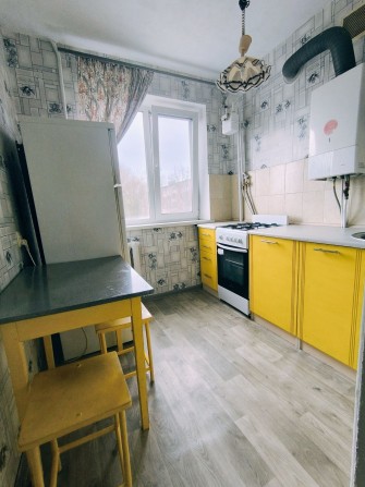 Продається двокімнатна квартира окремі кімн. поряд з алеєю Космонавтів - фото 1