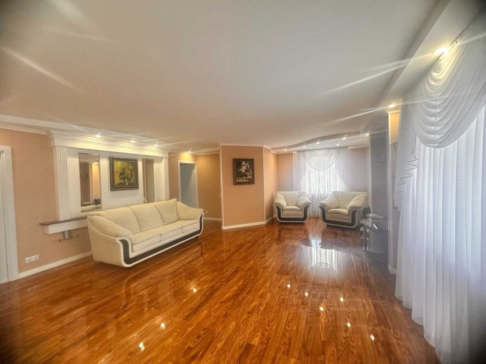 Продам простору квартиру в центрі - фото 1
