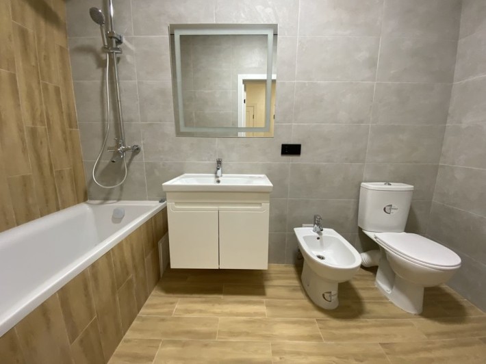 Продам квартиру в новобудові з ремонтом - фото 1