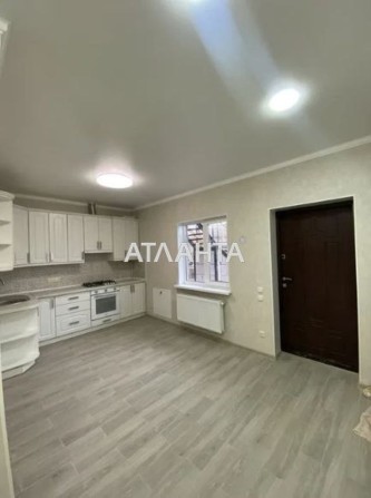 Квартира в новом доме с ремонтом, кухней и техникой - фото 1