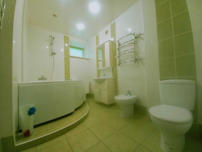 Продам двухуровневую квартиру на бул. Центральном с ремонтом - фото 1