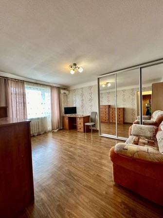 1 к. кв. с кап. ремонтомв кирпичной высотке возле ст.м. 23 Августа - фото 1
