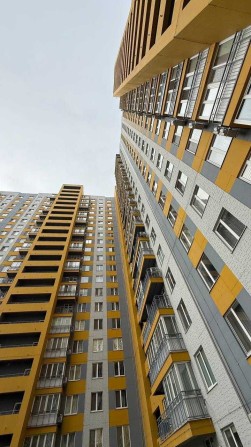 Продам просторную 1 комнатную квартиру с ремонтом в новом доме - фото 1