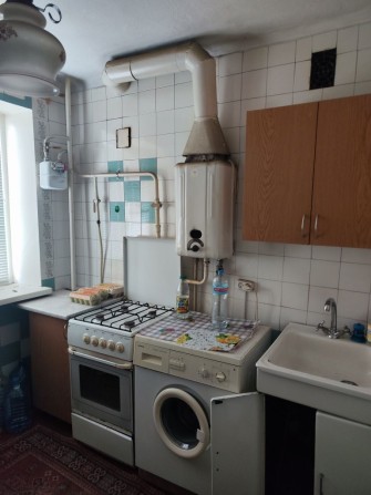 Продаю 2к/кв пр.Центральный (Ц.рынок) 3/5 43/29/6,балкон,колонка,20000 - фото 1