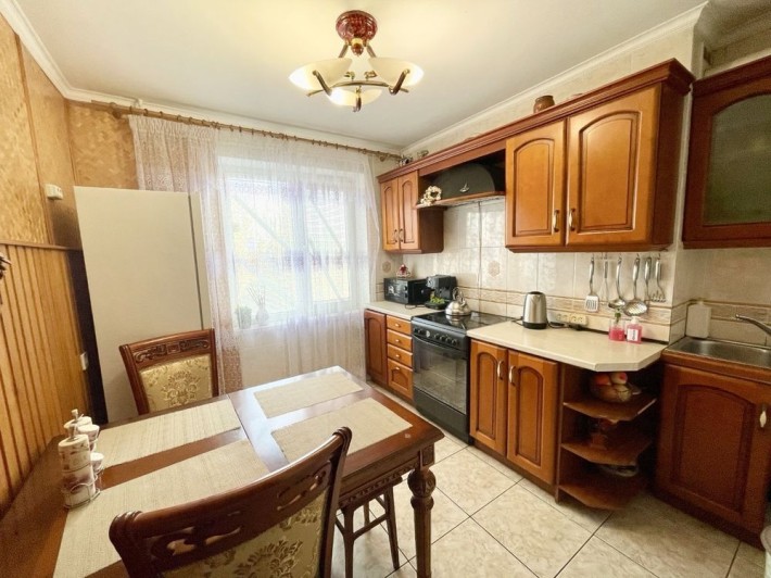 Продам трикімнатну квартиру на Площі Перемоги! Меблі і техніка! - фото 1
