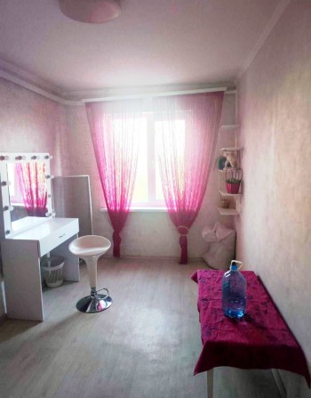 Продам 2 кімн кварт,розділку, Космонавтів  45 м,9/9 ремонт,недорого - фото 1