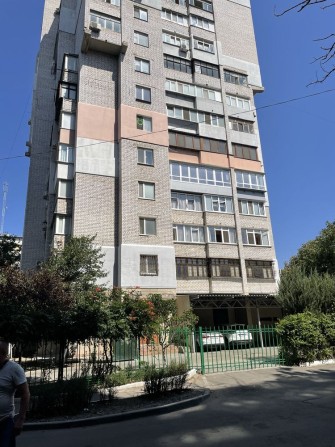 Продаеться  3 к/к квартира в центрі - фото 1