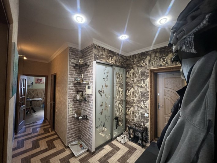 Продам трьох кімнатну квартиру в центрі міста - фото 1