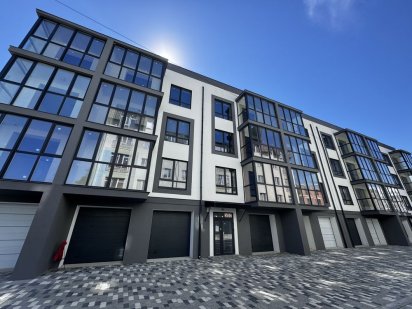 Квартира з гаражем Буча