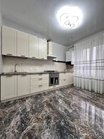 Продам 3-кімнатну квартиру з ремонтом та меблями поблизу парку Шевченк - фото 1