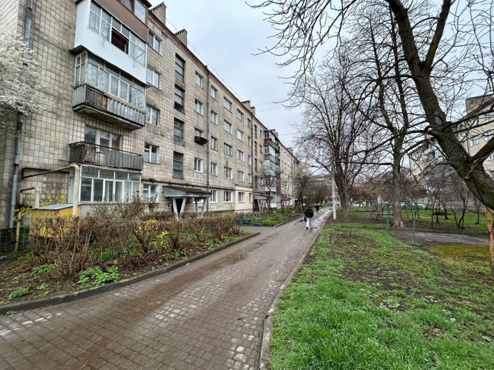 Продам! 2 кімнатну в центрі під ремонт! - фото 1
