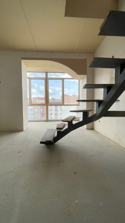 Продаю 2 рівневу квартиру з напівремонтом під дизайн проект - фото 1