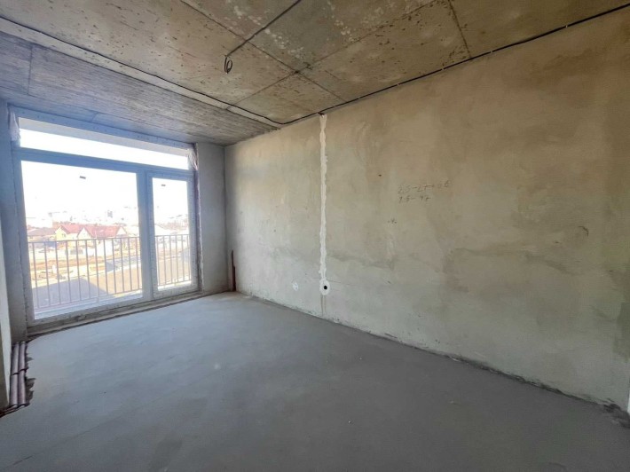 Продам 1-кімнатну квартиру-сирець в центрі міста з частковим ремонтом! - фото 1