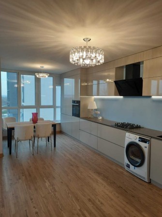 Стильна квартира з дорогим ремонтом, неподалік центру - фото 1