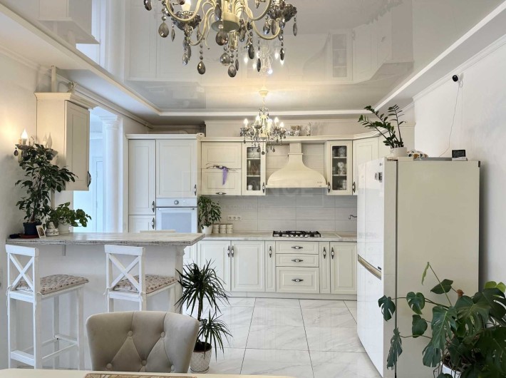 Продаж 3-км квартири В центральній частині міста! З Шикарним ремонтом. - фото 1
