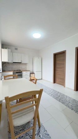 Продам 2 Кімнатну Квартиру з Ремонтом в ЦЕНТРІ! Кухня-Вітальня! ГАЗ! - фото 1