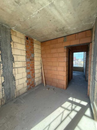 Простора 1-кімнатна 23,38 м², перший поверх, без комісії - фото 1