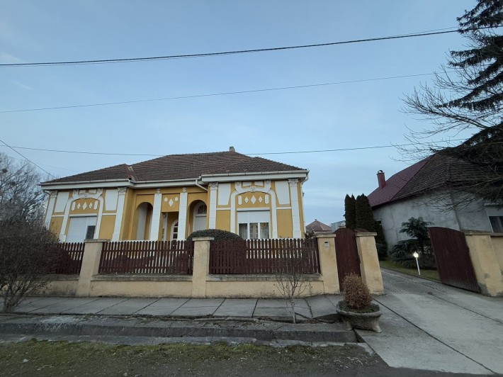 ПРОДАЄТЬСЯ особняк в м.Берегове - фото 1