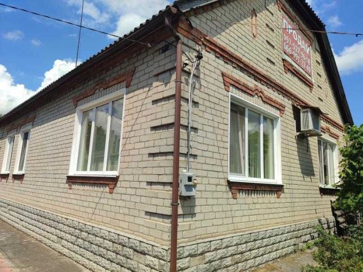 Продам добротний будинок у м. Дергачі з ремонтом, р-н вокзалу. - фото 1