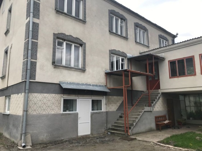 Приватний двоквартирний будинок з господарськими будівлями - фото 1