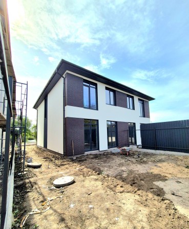 Продаж. Будинок: Дуплекс в 10 км від столиці. Поряд із озером. - фото 1