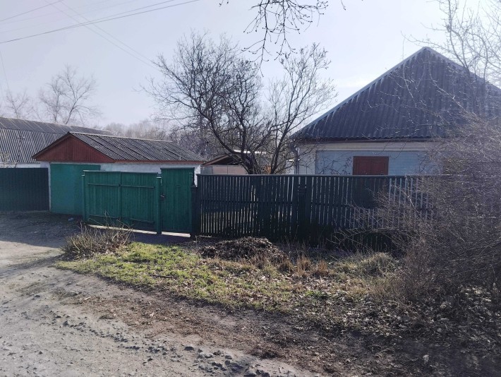 Продам житловий будинок з копанкою в кінці городу. - фото 1