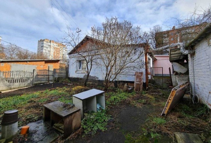 Продам частину будинку Центр  з приватизованой ділянкою! - фото 1