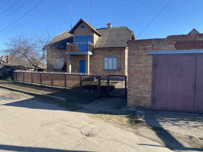 Продам будинок  з господарськими будівлями - фото 1