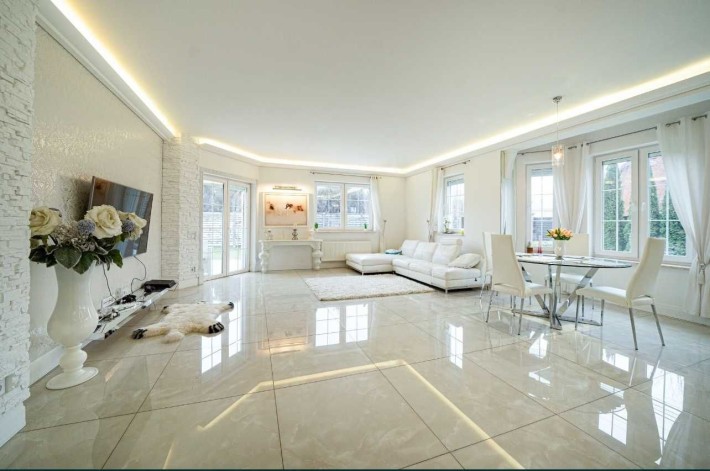 Продаж сучасного будинка  225м²  з басейном - фото 1