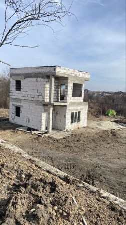 Готовий будинок на закритій територіі зі сховищем - фото 1