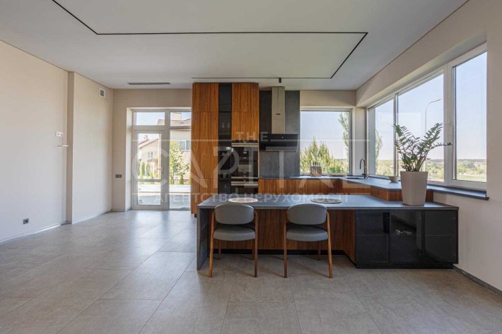 Продажа дома с ремонтом, закрытый КГ, басейн, газ, камин - фото 1