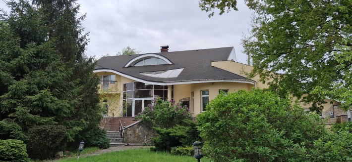 Двоповерховий розкішний будинок на березі озера в с. Горенка - фото 1