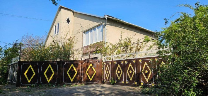 Продається двоповерховий будинок в Смт Арбузинка Миколаївської області - фото 1