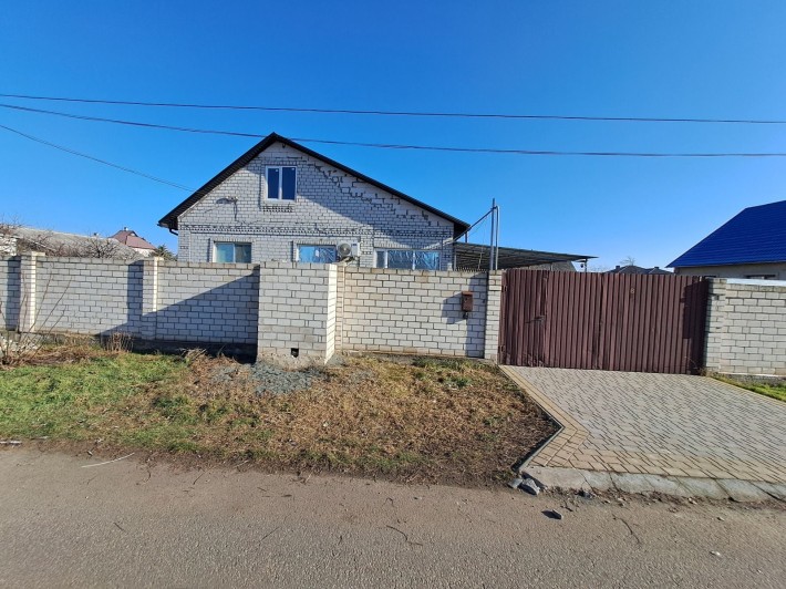 Продам капитальный дом на два выхода в Молодёжном - фото 1