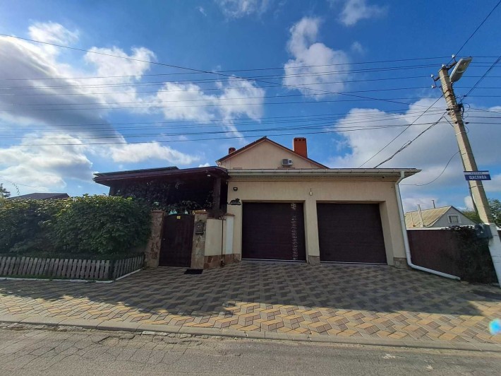 Просторий капітальний будинок у Молодіжному, 240 м², 4 кімнати, 6 сот - фото 1