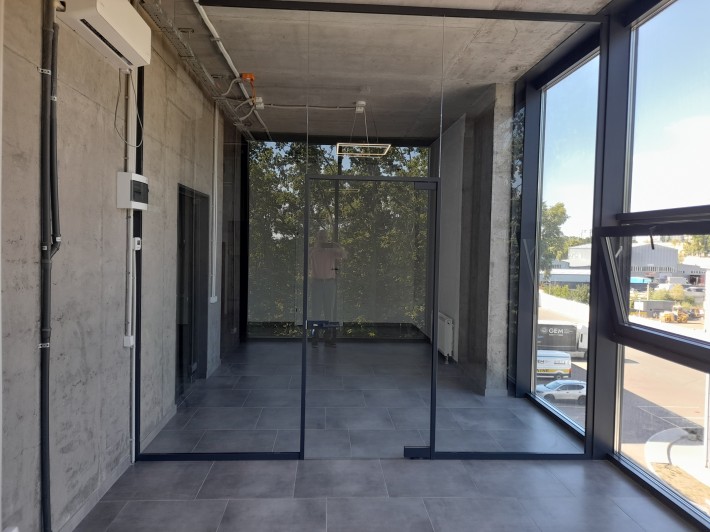 Офісне приміщення 17 кв. м. видове у сучасному офісно-складському комплексі - фото 1