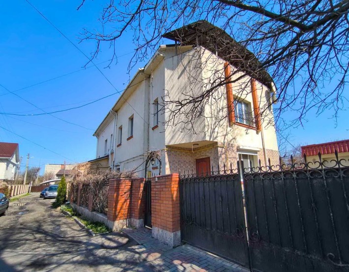 Чудовий будинок в центрі міста - фото 1