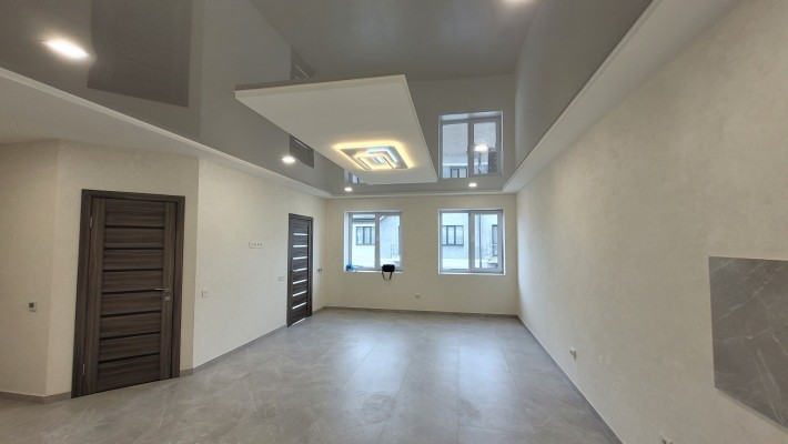 Продам котедж з ремонтом, гаражем та міськими комунікаціями! - фото 1
