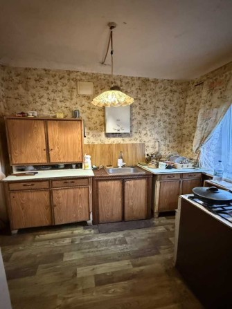 Частина будинка в центрі міста з усіма комунікаціями та гаражем - фото 1